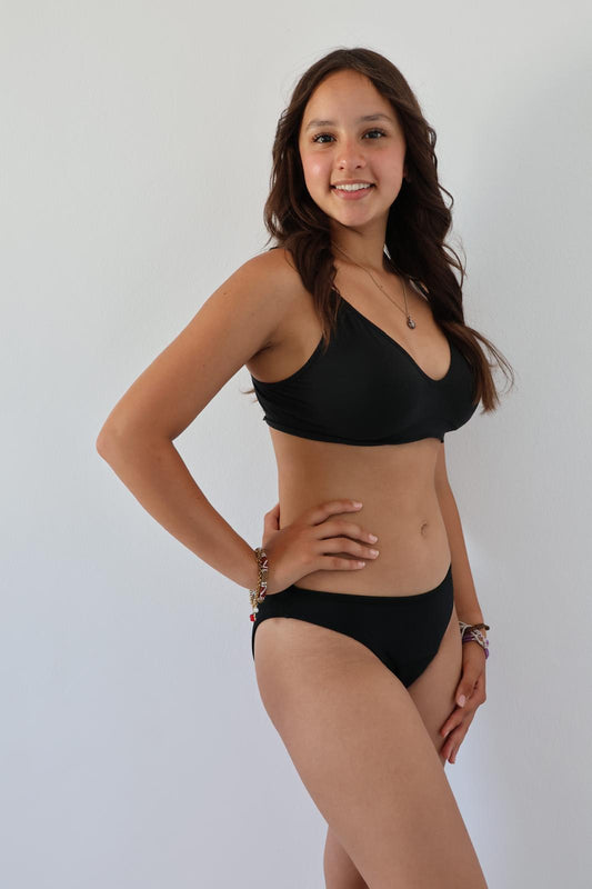 Maillot de bain menstruel pour ado, confortable et discret, idéal pour les premières règles. Protection antifuite pour nager en toute confiance pendant les menstruations. »